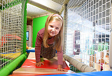 Kleines Mädchen spielt in der Softplayanlage des Familienhotels Rhön Feeling.