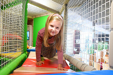 Kleines Mädchen spielt in der Softplayanlage des Familienhotels Rhön Feeling.