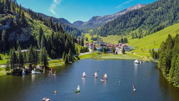 Blick über den Zauchensee auf das Familienhotel Zauchenseehof im Salzburger Land