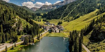 Blick über den Zauchensee auf das Familienhotel Zauchenseehof im Salzburger Land