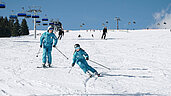 Ab geht die Post! Skifahren im Winter mit Lift im Schwarzwald.