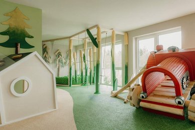 Ein fantasievoll gestalteter Indoor-Spielbereich mit Kletterelementen begeistert Kinder im Familienhotel Friedrichshof.