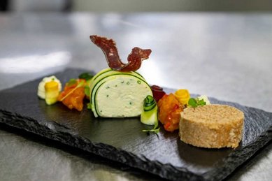 Frische Speise schön auf einer Schiefernplatte angerichtet im Familienhotel Oberkarteis im Salzburger Land.