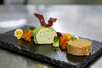 Frische Speise schön auf einer Schiefernplatte angerichtet im Familienhotel Oberkarteis im Salzburger Land.