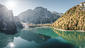 Tolle Aussicht auf eine See der sich durch die Bergwelt erstreckt. Natur erleben gehört zu jedem guten Familienurlaub in Südtirol im Sommer.