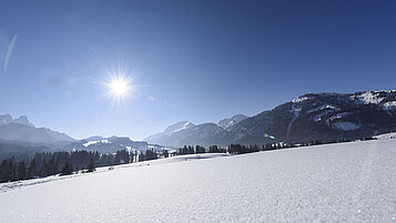 Die Sonne scheint und der Schnee glitzert. Die Tiroler Landschaft im Winter ist einfach zum Genießen.