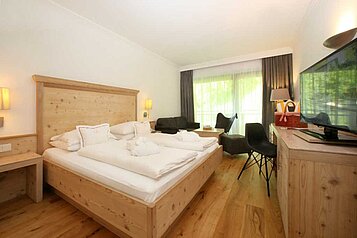 Elternschlafbereich mit Doppelbett im Familienhotel Amiamo im Salzburger Land