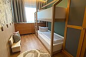 Geräumiges und liebevoll eingerichtetes Familienzimmer im Familienhotel Elldus Resort im Erzgebirge.