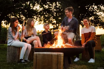 Stockbrotzubereitung am Lagerfeuer mit der ganzen Familie im Familienhotel im Elldus Resort im Erzgebirge