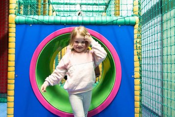 Mädchen spielt in der Softplayanlage des Familenhotels Feldberger Hof.