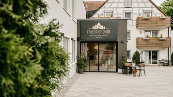 Der moderne Hoteleingang zeigt auf den ersten Blick, dass man im Familienhotel Friedrichshof herzlich willkommen ist.