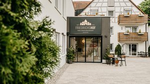 Der moderne Hoteleingang zeigt auf den ersten Blick, dass man im Familienhotel Friedrichshof herzlich willkommen ist.