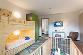 Kinderzimmer mit einem Hochbett und einem Babybett im Familienhotel Kaiserhof an der Zugspitze.