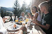 Familie genießt ihr privates Frühstück im Familienurlaub im Luxuschalet in Südtirol.