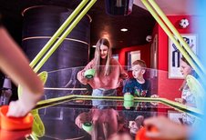 Einige Kinder spielen Airhockey im Teenclub im Familienhotel Aigo Welcome family in Oberösterreich