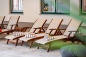 Bequeme Relaxliegen mit Handtüchern im Wellnessbereich des Familienhotels Bruckwirt laden zum Entspannen ein.