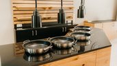 Moderne Buffetstation mit Edelstahlpfannen im Familienhotel Friedrichshof.