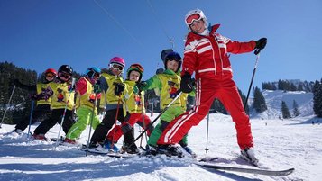 Kinderskikurs im Familienhotel Sonne Bezau in Vorarlberg.