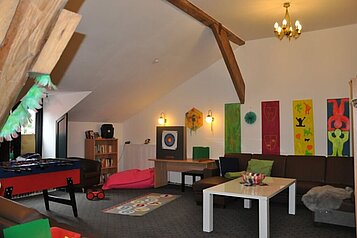 Teens-Club mit Kicker, Dart und Chill-Lounge im Familienhotel Gut Landegge im Emsland.