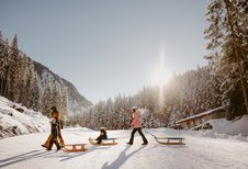 Winterabenteuer mit Schlittenfahren beim Familienhotel Habachklause im Salzburger Land.