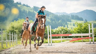 Mädchen beim Reiten im Landgut Furtherwirt mit Blick auf die Berge