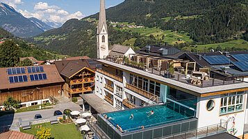 Das Kinderhotel Stefan in Tirol von oben mit Blick auf den Panoramapool.