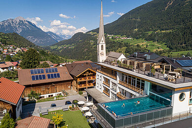 Das Kinderhotel Stefan in Tirol von oben mit Blick auf den Panoramapool.
