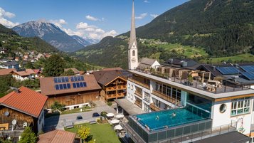 Das Kinderhotel Stefan in Tirol von oben mit Blick auf den Panoramapool.