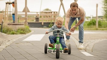 Vater mit Kind auf Außenrennstrecke am Familienhotel Seeklause auf Usedom.
