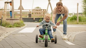 Vater mit Kind auf Außenrennstrecke am Familienhotel Seeklause auf Usedom.