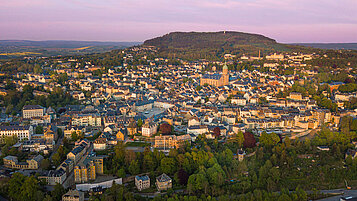 Ausblick auf die Stadt Annaberg vom Schreckenberg im Erzgebirge. Die Stadt ist in Abendsonne getaucht.