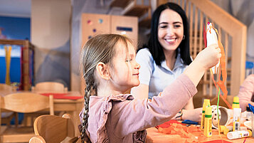 Mädchen beim Basteln in der Kinderbetreuung des Familienhotels.