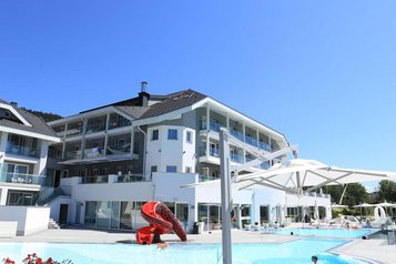 Außenansicht vom Familienhotel Aigo welcome family in Oberösterreich im Sommer.