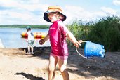 Mädchen spielt mit dem Sand am hoteleigenen Seestrand des Familienhotels Borchard's Rookhus.