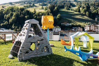 Outdoor-Spielplatz mit Klettergerüst und Rutsche im Wellness- & Familienhotel Egger im Salzburger Land.