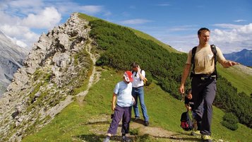 Familie wandert in den Bergen.