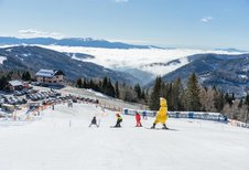 Kinder beim Skikurs auf der Piste im Familienskigebiet in Kärnten
