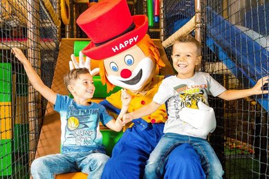 Im Familienhotel Alpura Retreat in Südtirol sorgt Maskottchen Happy für strahlende Kinderaugen.