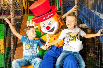 Im Familienhotel Alpura Retreat in Südtirol sorgt Maskottchen Happy für strahlende Kinderaugen.