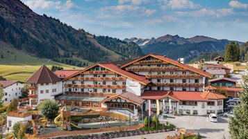 Das Familienhotel Kaiserhof im Sommer in der Außenansicht mit einem großen Hotelgelände