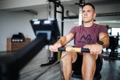 Gast trainiert konzentriert im modernen Fitnessbereich des Familien Resort Petschnighof in Kärnten.