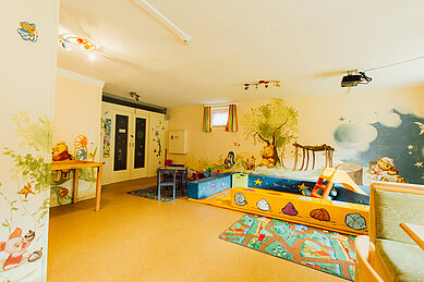 Kinderspielzimmer mit verschiedenen Spielzeugen im Familienhotel Kinderhotel Sailer in Pitztal.
