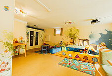 Kinderspielzimmer mit verschiedenen Spielzeugen im Familienhotel Kinderhotel Sailer in Pitztal.