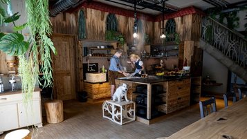 Zwei Kinder backen einen Kuchen in der Teestube des Familienhotels Ulrichshof im Bayerischenwald.