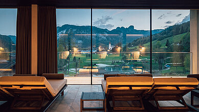 Ruheraum im Spa-Bereich mit Panoramablick auf die Berge im Familienhotel Post Family Resort im Salzburger Land.