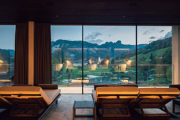 Ruheraum im Spa-Bereich mit Panoramablick auf die Berge im Familienhotel Post Family Resort im Salzburger Land.