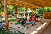 Großer Spielplatz mit vielen Spielsachen und Überdachung im Familienhotel Family Club Harz.