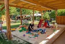 Großer Spielplatz mit vielen Spielsachen und Überdachung im Familienhotel Family Club Harz.