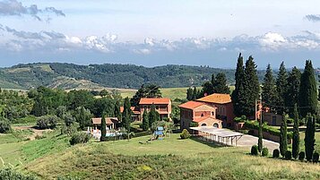 Das Familienhotel Castellare di Tonda in der Toskana, umgeben von beeindruckender Landschaft und Weinbergen.