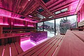 Eventsauna mit Ambientebeleuchtung und Panoramablick auf die Landschaft im Familienhotel Engel Gourmet & Spa in Südtirol.